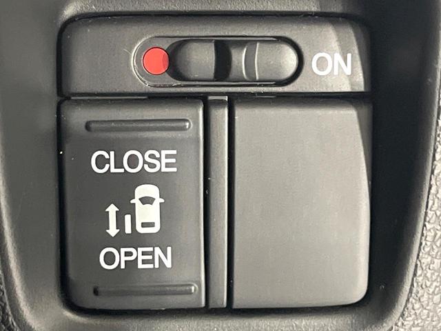 Ｎ－ＢＯＸカスタム Ｇ　ＳＳブラックスタイルパッケージ　禁煙車　８インチナビ　バックカメラ　電動スライド　オートエアコン　ＨＩＤライト　オートライト　前席シートヒーター　スマートキー　シートリフター　純正１４インチＡＷ　ＥＴＣ（5枚目）