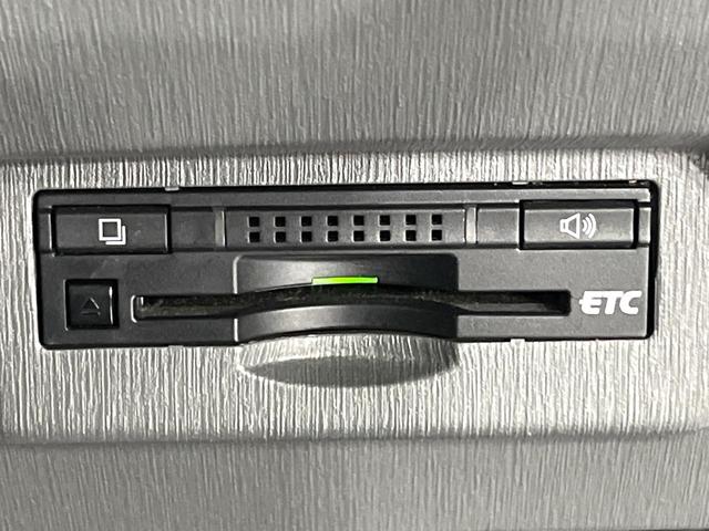 プリウスアルファ Ｓツーリングセレクション　禁煙車　純正ＳＤナビ　ＥＴＣ　オートライト　スマートキー　ＬＥＤヘッドライト　オートエアコン　純正１７インチアルミホイール　ヘッドライトウォッシャー　シートリフタ　Ｂｌｕｅｔｏｏｔｈ　ＣＤ　ＤＶＤ再生（4枚目）