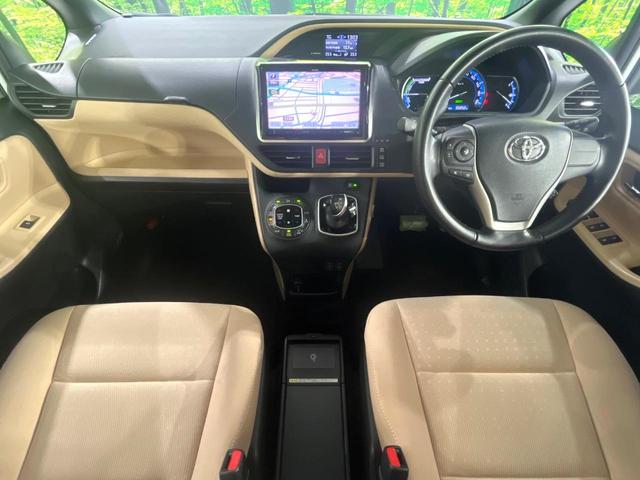 ノア ハイブリッドＧ　禁煙車　９型ナビ　Ｂｌｕｅｔｏｏｔｈ再生　バックカメラ　リアモニター　両側電動スライド　リアオートエアコン　前席シートヒーター　ＥＴＣ　クルーズコントロール　ＬＥＤライト　オートライト　７人乗り（2枚目）