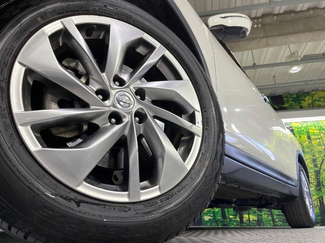 エクストレイル ２０Ｘｔｔ　エマージェンシーブレーキパッケージ　４ＷＤ　７人乗　禁煙車　パノラマルーフ　衝突軽減　純正ナビ　全周囲カメラ　クルコン　電動リアゲート　ＬＥＤライト　オートライト　オートエアコン　ダウンヒルアシスト　横滑り防止装置　純正１８ＡＷ（13枚目）