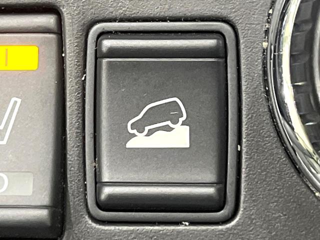 エクストレイル ２０Ｘｔｔ　エマージェンシーブレーキパッケージ　４ＷＤ　７人乗　禁煙車　パノラマルーフ　衝突軽減　純正ナビ　全周囲カメラ　クルコン　電動リアゲート　ＬＥＤライト　オートライト　オートエアコン　ダウンヒルアシスト　横滑り防止装置　純正１８ＡＷ（21枚目）