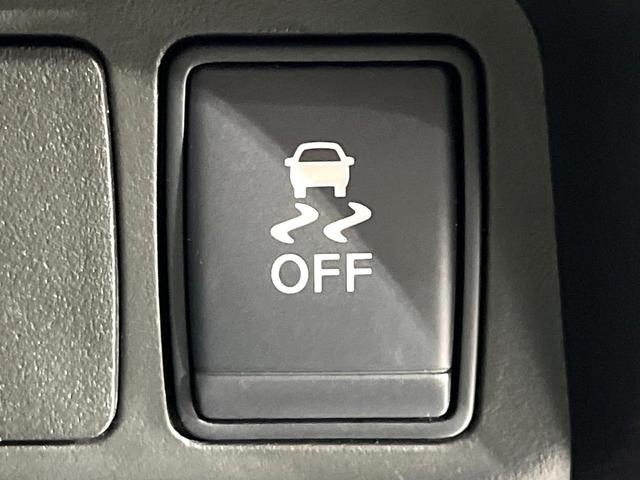 エクストレイル ２０Ｘｔｔ　エマージェンシーブレーキパッケージ　４ＷＤ　７人乗　禁煙車　パノラマルーフ　衝突軽減　純正ナビ　全周囲カメラ　クルコン　電動リアゲート　ＬＥＤライト　オートライト　オートエアコン　ダウンヒルアシスト　横滑り防止装置　純正１８ＡＷ（25枚目）