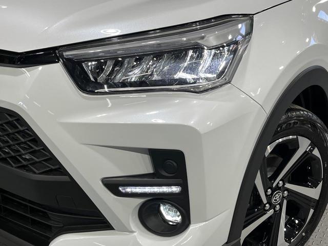 ライズ Ｚ　ハイブリッド車　登録済未使用車　スマートアシスト　純正９型ディスプレイ　全周囲カメラ　前席シートヒーター　コーナーセンサー　シーケンシャルターンランプ　ＬＥＤライト　オートライト　オートエアコン（12枚目）