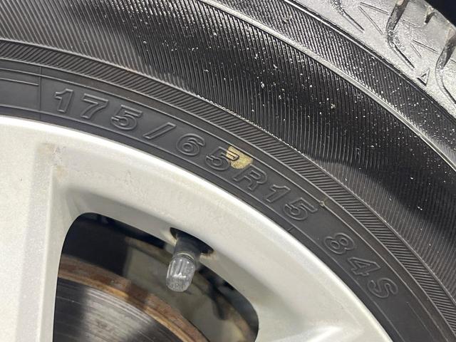 アクア Ｓ　禁煙車　純正ナビ　Ｂｌｕｅｔｏｏｔｈ再生　オートエアコン　ＥＴＣ　キーレスエントリー　純正１５インチアルミホイール　電動格納ミラー　スペアタイヤ　ライトレベライザー（51枚目）