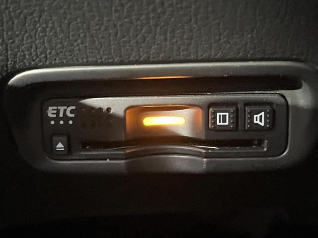 ヴェゼル ハイブリッドＺ・ホンダセンシング　禁煙車　後期型　衝突軽減装置　純正ナビ　バックカメラ　前席シートヒーター　パドルシフト　オートエアコン　ＬＥＤライト　オートライト　ＥＴＣ　レーンアシスト　純正１７インチＡＷ　アダプティブクルーズ（7枚目）