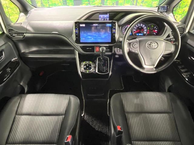 ヴォクシー ＺＳ　煌ＩＩ　禁煙車　後期型　セーフティセンス　ＢＩＧ－Ｘ１１型ナビ　フリップダウンモニター　バックカメラ　両側電動スライド　リアオートエアコン　車線逸脱警報　オートハイビーム　ＬＥＤライト　ＥＴＣ　ドラレコ（2枚目）