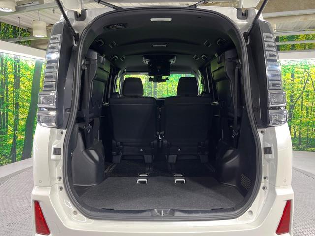 ヴォクシー ＺＳ　煌ＩＩ　禁煙車　後期型　セーフティセンス　ＢＩＧ－Ｘ１１型ナビ　フリップダウンモニター　バックカメラ　両側電動スライド　リアオートエアコン　車線逸脱警報　オートハイビーム　ＬＥＤライト　ＥＴＣ　ドラレコ（10枚目）