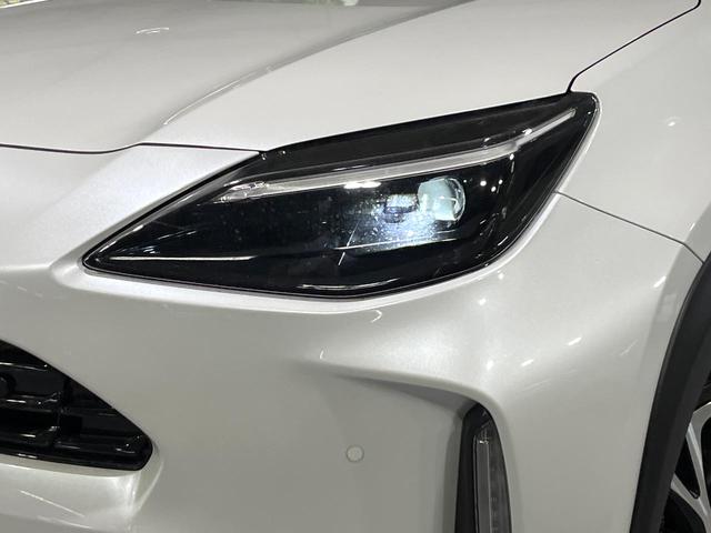 ヤリスクロス ハイブリッドＺ　禁煙車　セーフティセンス　ナビ機能付純正ディスプレイ　全周囲カメラ　ブラインドスポットモニター　前席シートヒーター　パワーシート　ステアリングヒーター　オートハイビーム　ＬＥＤライト　純正１８ＡＷ（12枚目）