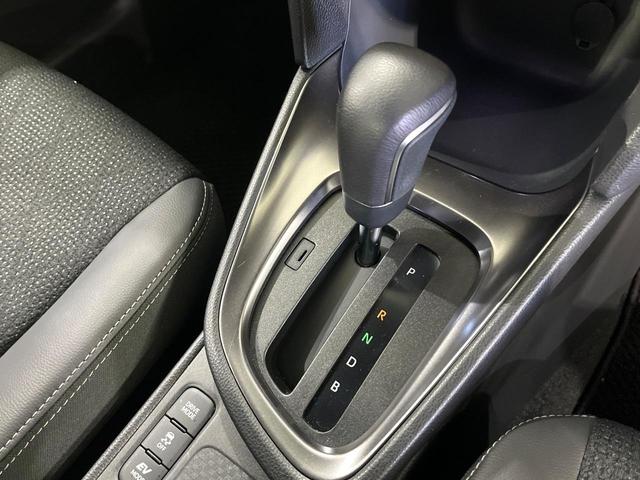 ヤリスクロス ハイブリッドＺ　禁煙車　セーフティセンス　ナビ機能付純正ディスプレイ　全周囲カメラ　ブラインドスポットモニター　前席シートヒーター　パワーシート　ステアリングヒーター　オートハイビーム　ＬＥＤライト　純正１８ＡＷ（30枚目）