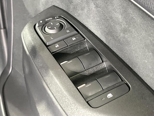 ヤリスクロス ハイブリッドＺ　禁煙車　セーフティセンス　ナビ機能付純正ディスプレイ　全周囲カメラ　ブラインドスポットモニター　前席シートヒーター　パワーシート　ステアリングヒーター　オートハイビーム　ＬＥＤライト　純正１８ＡＷ（43枚目）