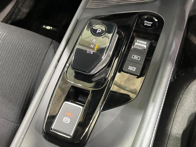 ノート Ｘ　禁煙車　衝突被害軽減装置　純正９型ディスプレイ　オートエアコン　電動パーキングブレーキ　ＬＥＤライト　オートライト　スマートキー　プッシュスタート　ステアリングスイッチ　シートリフター（6枚目）