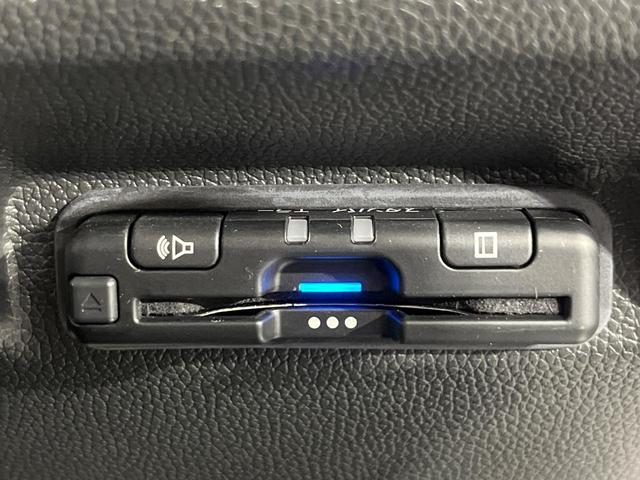 フリードハイブリッド ハイブリッド・Ｇブラックスタイル　禁煙車　衝突軽減装置　純正ナビ　バックカメラ　両側電動スライド　アダプティブクルーズ　シートヒーター　ＬＥＤヘッド　オートライト　オートエアコン　スマートキー　ＥＴＣ　ドラレコ　誤発進抑制機能（7枚目）