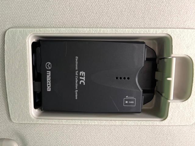 アクセラスポーツ １５Ｓ　禁煙車　マツダコネクトナビ　バックカメラ　デュアルエアコン　ＨＩＤヘッドライト　オートライト　スマートキー　ＥＴＣ　Ｂｌｕｅｔｏｏｔｈ　ステアリングスイッチ　プライバシーガラス　純正１６インチＡＷ（5枚目）