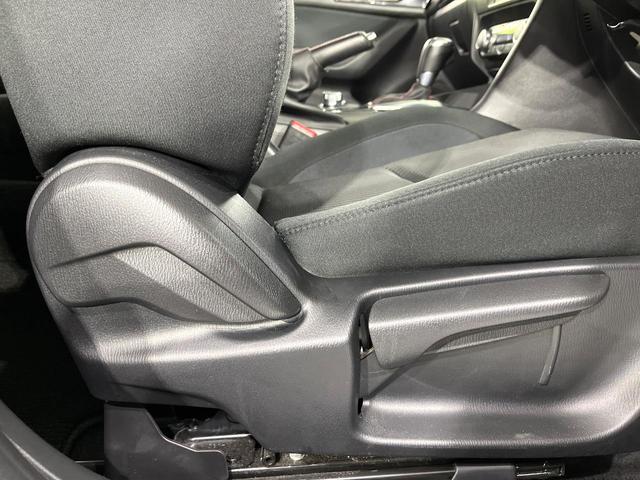 アクセラスポーツ １５Ｓ　禁煙車　マツダコネクトナビ　バックカメラ　デュアルエアコン　ＨＩＤヘッドライト　オートライト　スマートキー　ＥＴＣ　Ｂｌｕｅｔｏｏｔｈ　ステアリングスイッチ　プライバシーガラス　純正１６インチＡＷ（30枚目）