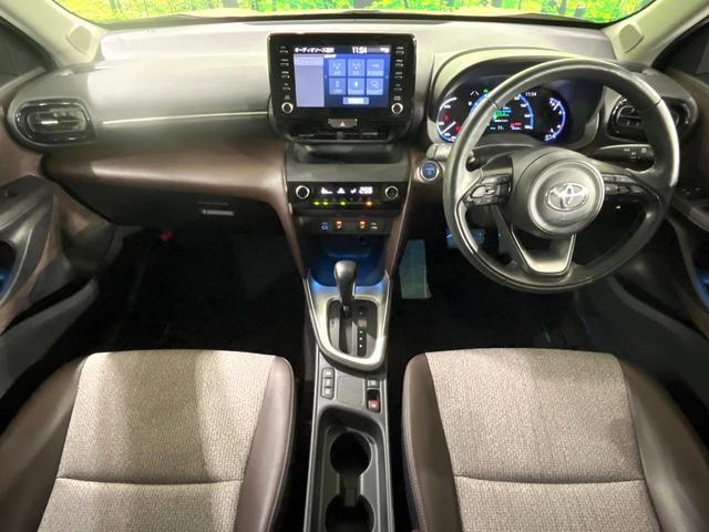 ヤリスクロス ハイブリッドＺ　禁煙車　衝突軽減装置　純正８型ディスプレイオーディオ　　バックカメラ　レーダークルーズ　シートヒーター　パワーシート　ステアリングヒーター　ＬＥＤヘッド　オートハイビーム　オートエアコン　ＥＴＣ（2枚目）