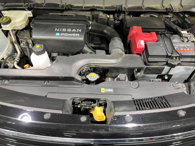 セレナ ｅ－パワー　ハイウェイスターＶ　禁煙車　プロパイロット　衝突軽減　ＳＤナビ　全周囲カメラ　ハンズフリー両側電動スライド　ブラインドスポットモニター　電動パーキングブレーキ　ＥＴＣ　純正１６インチＡＷ　ＬＥＤライト　オートライト（18枚目）