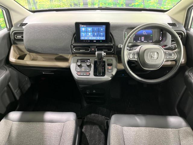 フリード ｅ：ＨＥＶエアー　ＥＸ　禁煙車　ホンダセンシング　純正ディスプレイ　バックカメラ　両側電動スライド　前席シートヒーター　ブラインドスポットモニター　レーンアシスト　ＬＥＤライト　オートハイビーム　オートエアコン　ＥＴＣ（2枚目）
