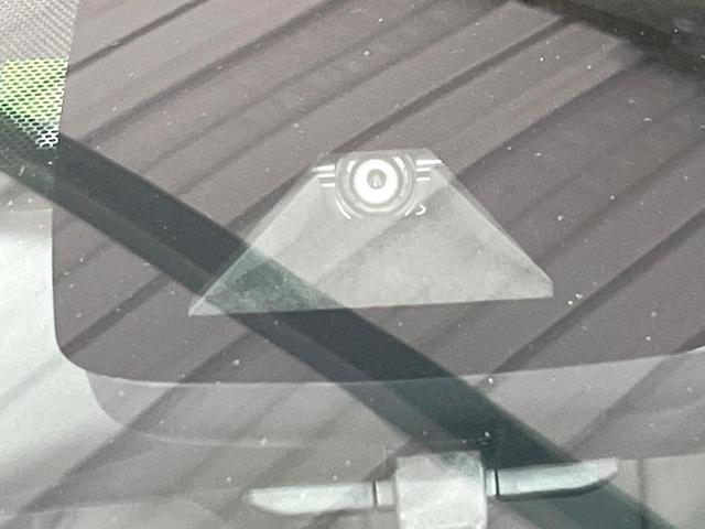 プリウス Ｓツーリングセレクション　純正９型ナビ　バックカメラ　衝突被害軽減システム　レーダークルーズ　禁煙車　レザー調シート　ドラレコ　スマートキー　ＬＥＤヘッド　ビルトインＥＴＣ　デジタルインナーミラー　オートライト　オートエアコン（3枚目）