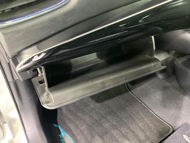 プリウス Ｓツーリングセレクション　純正９型ナビ　バックカメラ　衝突被害軽減システム　レーダークルーズ　禁煙車　レザー調シート　ドラレコ　スマートキー　ＬＥＤヘッド　ビルトインＥＴＣ　デジタルインナーミラー　オートライト　オートエアコン（40枚目）