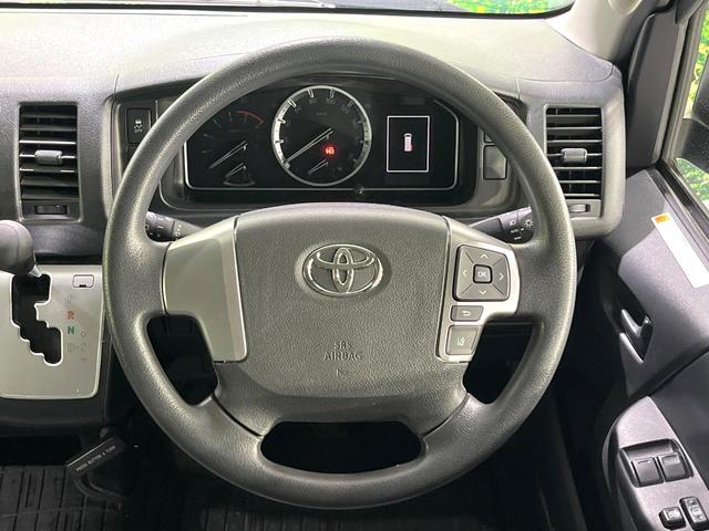 �C���e���A�ɍ��킹���f�U�C���̃X�e�A�����O�́A�^�]�������̂��Ƃ��l���A�^�]���₷���`��A�傫���ł��B�����x�A���ۂɐG���Ă��m���߂��������B