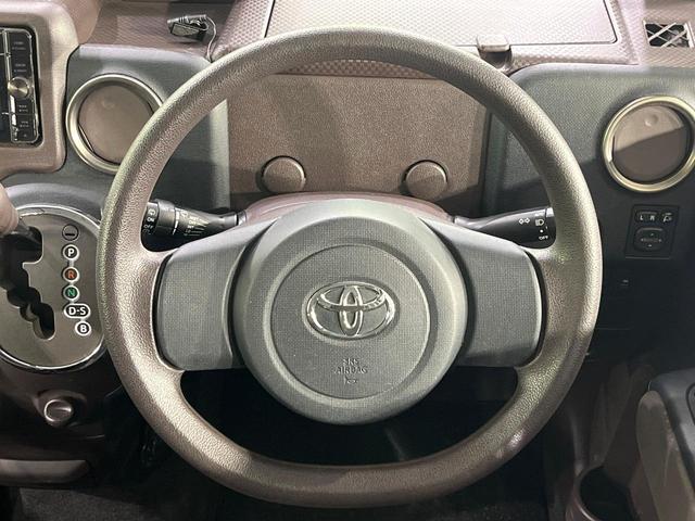 �C���e���A�ɍ��킹���f�U�C���̃X�e�A�����O�́A�^�]�������̂��Ƃ��l���A�^�]���₷���`��A�傫���ł��B�����x�A���ۂɐG���Ă��m���߂��������B