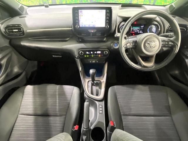 ヤリス ハイブリッドＺ　禁煙車　セーフティセンス　純正８型ナビ　パノラミックビューモニター　ＢＳＭ　レーダークルーズ　ＨＵＤ　シートヒーター　クリアランスソナー　ＬＥＤヘッド　オートハイビーム　オートエアコン　スマートキー（5枚目）