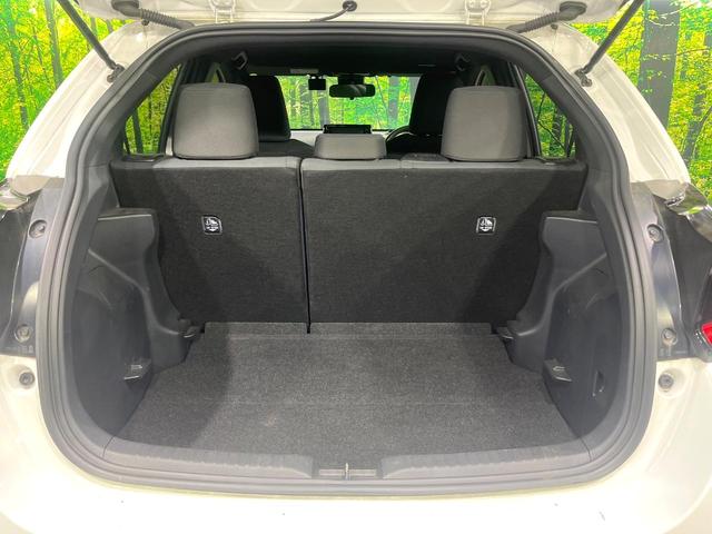 ヤリス ハイブリッドＺ　禁煙車　セーフティセンス　純正８型ナビ　パノラミックビューモニター　ＢＳＭ　レーダークルーズ　ＨＵＤ　シートヒーター　クリアランスソナー　ＬＥＤヘッド　オートハイビーム　オートエアコン　スマートキー（11枚目）