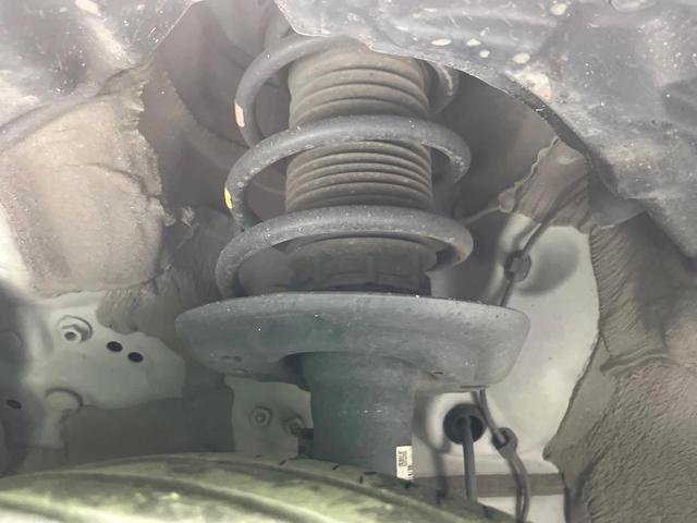 ヤリス ハイブリッドＺ　禁煙車　セーフティセンス　純正８型ナビ　パノラミックビューモニター　ＢＳＭ　レーダークルーズ　ＨＵＤ　シートヒーター　クリアランスソナー　ＬＥＤヘッド　オートハイビーム　オートエアコン　スマートキー（61枚目）