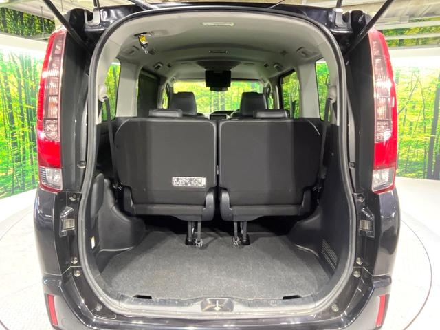 エスクァイア Ｇｉ　禁煙車　純正９型ナビ　バックカメラ　後席モニター　両側電動スライド　クルコン　オートハイビーム　ＬＥＤライト　前席シートヒーター　デュアルオートエアコン　後席シェード　純正１５インチＡＷ　ＥＴＣ（12枚目）