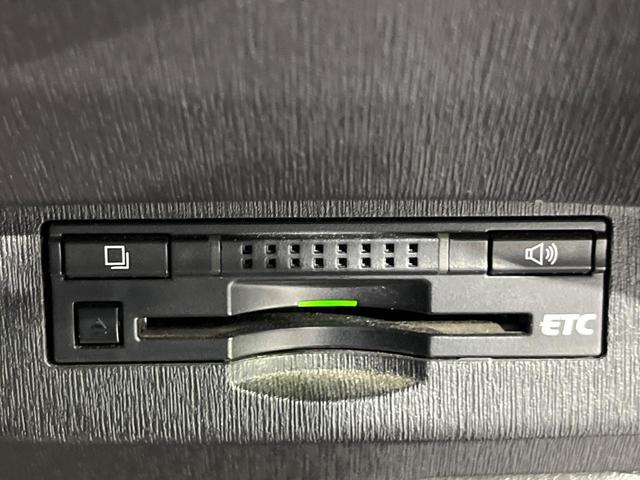 プリウス Ｓ　禁煙車　純正ナビ　Ｂｌｕｅｔｏｏｔｈ再生　バックカメラ　オートエアコン　ＨＩＤヘッドライト　オートライト　ＥＴＣ　スマートキー　プッシュスタート　ステアリングスイッチ　電動格納ミラー　シートリフター（7枚目）