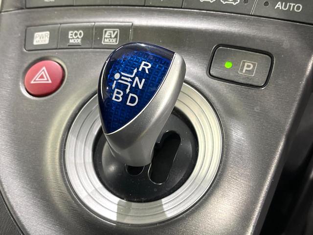 プリウス Ｓ　禁煙車　純正ナビ　Ｂｌｕｅｔｏｏｔｈ再生　バックカメラ　オートエアコン　ＨＩＤヘッドライト　オートライト　ＥＴＣ　スマートキー　プッシュスタート　ステアリングスイッチ　電動格納ミラー　シートリフター（21枚目）