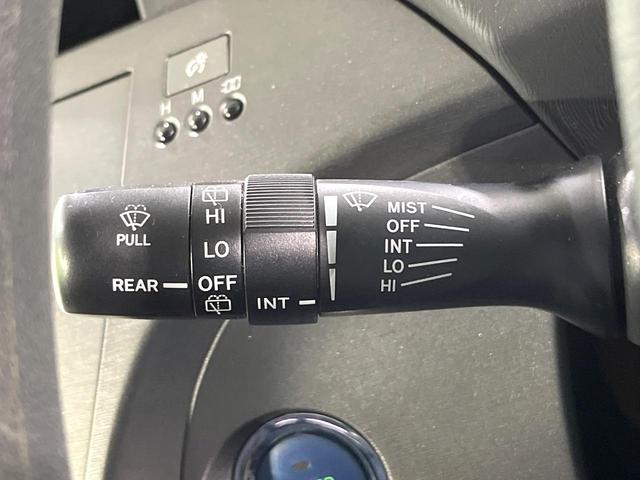 プリウス Ｓ　禁煙車　純正ナビ　Ｂｌｕｅｔｏｏｔｈ再生　バックカメラ　オートエアコン　ＨＩＤヘッドライト　オートライト　ＥＴＣ　スマートキー　プッシュスタート　ステアリングスイッチ　電動格納ミラー　シートリフター（24枚目）