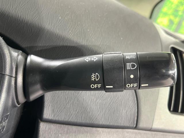 プリウス Ｓ　禁煙車　純正ナビ　Ｂｌｕｅｔｏｏｔｈ再生　バックカメラ　オートエアコン　ＨＩＤヘッドライト　オートライト　ＥＴＣ　スマートキー　プッシュスタート　ステアリングスイッチ　電動格納ミラー　シートリフター（25枚目）