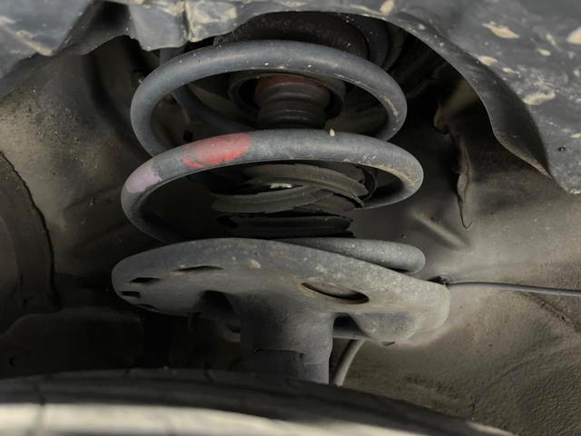 プリウス Ｓ　禁煙車　純正ナビ　Ｂｌｕｅｔｏｏｔｈ再生　バックカメラ　オートエアコン　ＨＩＤヘッドライト　オートライト　ＥＴＣ　スマートキー　プッシュスタート　ステアリングスイッチ　電動格納ミラー　シートリフター（33枚目）