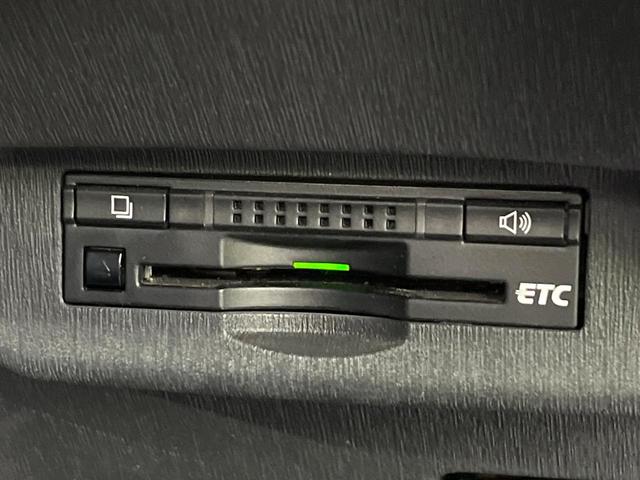 プリウス Ｓ　禁煙車　純正ナビ　バックカメラ　ＨＩＤヘッド　オートライト　オートエアコン　スマートキー　ＥＴＣ　Ｂｌｕｅｔｏｏｔｈ　フルセグＴＶ　ステアリングスイッチ　電動格納ミラー　プライバシーガラス（4枚目）