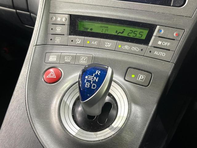 プリウス Ｓ　禁煙車　純正ナビ　バックカメラ　ＨＩＤヘッド　オートライト　オートエアコン　スマートキー　ＥＴＣ　Ｂｌｕｅｔｏｏｔｈ　フルセグＴＶ　ステアリングスイッチ　電動格納ミラー　プライバシーガラス（30枚目）