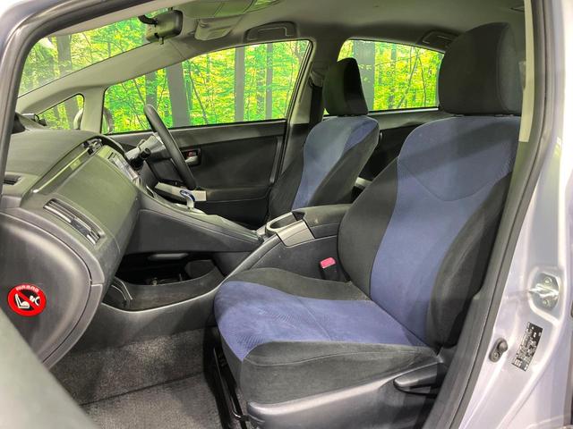 プリウス Ｓ　禁煙車　純正ナビ　バックカメラ　ＨＩＤヘッド　オートライト　オートエアコン　スマートキー　ＥＴＣ　Ｂｌｕｅｔｏｏｔｈ　フルセグＴＶ　ステアリングスイッチ　電動格納ミラー　プライバシーガラス（32枚目）