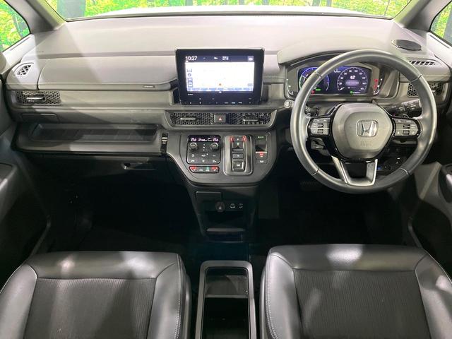 ステップワゴン ｅ：ＨＥＶスパーダ　全周囲カメラ　衝突被害軽減システム　レーダークルーズ　禁煙車　ハーフレザーシート　コーナーセンサー　スマートキー　ＬＥＤヘッド　ビルトインＥＴＣ　純正１６インチアルミ　オートハイビーム　車線逸脱警報（3枚目）