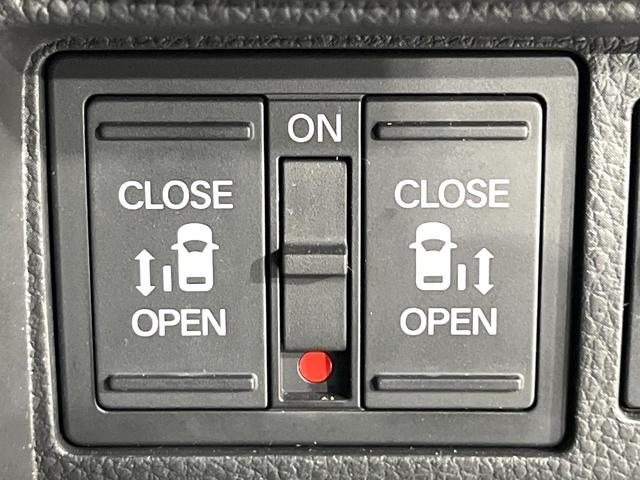 ステップワゴン ｅ：ＨＥＶスパーダ　全周囲カメラ　衝突被害軽減システム　レーダークルーズ　禁煙車　ハーフレザーシート　コーナーセンサー　スマートキー　ＬＥＤヘッド　ビルトインＥＴＣ　純正１６インチアルミ　オートハイビーム　車線逸脱警報（7枚目）