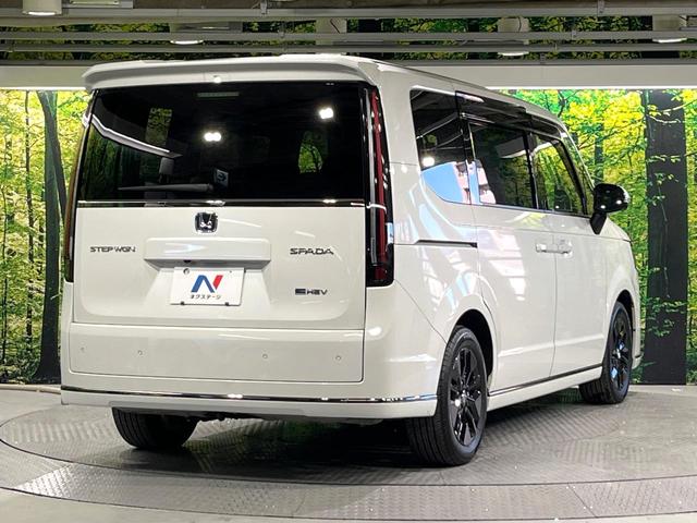 ステップワゴン ｅ：ＨＥＶスパーダ　全周囲カメラ　衝突被害軽減システム　レーダークルーズ　禁煙車　ハーフレザーシート　コーナーセンサー　スマートキー　ＬＥＤヘッド　ビルトインＥＴＣ　純正１６インチアルミ　オートハイビーム　車線逸脱警報（17枚目）