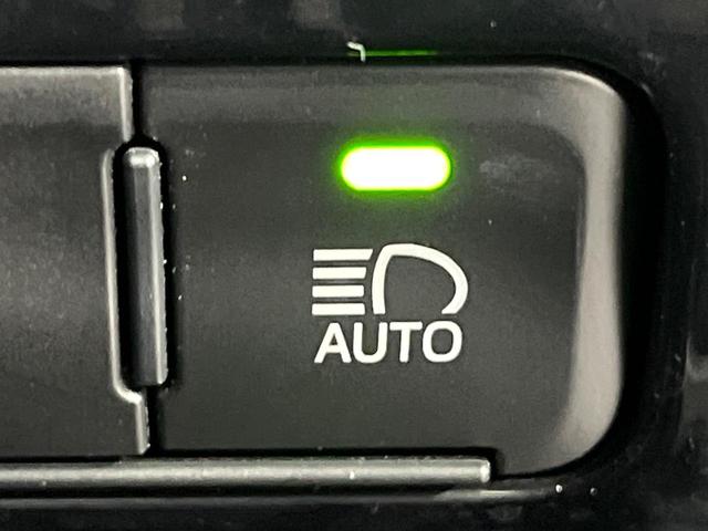 プリウス Ｓツーリングセレクション　禁煙車　後期型　セーフティセンス　メモリーナビ　バックカメラ　前席シートヒーター　レーダークルーズコントロール　オートハイビーム　純正１７インチアルミホイール　オートエアコン　ＥＴＣ（25枚目）
