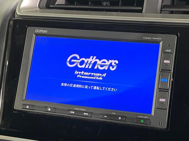 フィット １３Ｇ・Ｆ　純正ＳＤナビ　バックカメラ　衝突被害軽減システム　レーダークルーズ　禁煙車　ドラレコ　スマートキー　ビルトインＥＴＣ　車線逸脱警報　オートエアコン　Ｂｌｕｅｔｏｏｔｈ　ＣＤ　ステアリングスイッチ（3枚目）