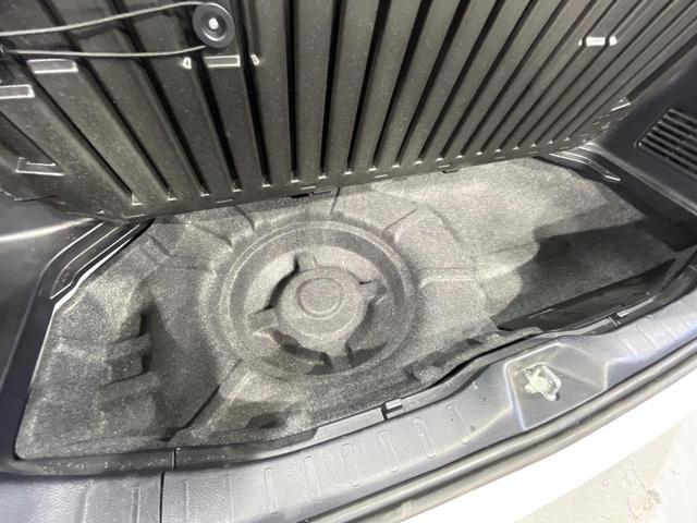 ノア Ｓｉ　禁煙車　純正９型ナビ　バックカメラ　両側電動スライドドア　ＥＴＣ　ＬＥＤヘッドライト　オートライト　デュアルエアコン　スマートキー　フルセグＴＶ　Ｂｌｕｅｔｏｏｔｈ　アイドリングストップ（50枚目）