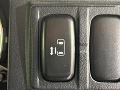 【パワースライドドア】スマートキーや運転席のスイッチでスライドドアの開閉が可能♪電動だから力を入れてドアを開ける必要が無く、小さいお子様でも、重い荷物を持っている時もラクに開け閉めできます♪ 5