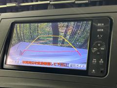 【バックカメラ】駐車時に後方がリアルタイム映像で確認できます。大型商業施設や立体駐車場での駐車時や、夜間のバック時に大活躍！運転スキルに関わらず、今や必須となった装備のひとつです！ 4