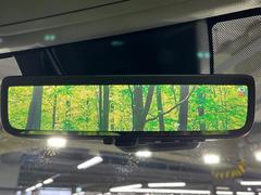 【デジタルインナーミラー】後席の大きな荷物や同乗者で後方が確認しづらい時でも安心！カメラが撮影した車両後方の映像をルームミラー内に表示。クリアな視界で状況の確認が可能です！ 6