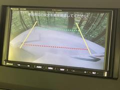 【バックカメラ】駐車時に後方がリアルタイム映像で確認できます。大型商業施設や立体駐車場での駐車時や、夜間のバック時に大活躍！運転スキルに関わらず、今や必須となった装備のひとつです！ 5