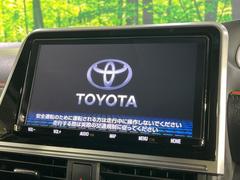 【純正９型ナビ】人気の純正ナビを装備。オーディオ機能も充実しており、Ｂｌｕｅｔｏｏｔｈ接続すればお持ちのスマホやＭＰ３プレイヤーの音楽を再生可能！毎日の運転がさらに楽しくなります！！ 4