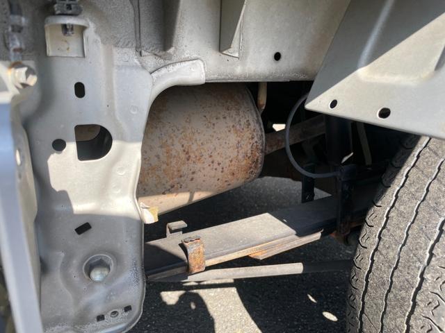 キャリイトラック ＫＣエアコン・パワステ　冠水歴車エアコンパワステ付最大積載３５０ｋｇ２ＷＤ５ＭＴ三方開き禁煙荷台内寸長さ２０１ｃｍ幅１４２ｃｍ煽り高２９ｃｍ床面地上高６３ｃｍヘッドライトレベライザーラジオ付（47枚目）