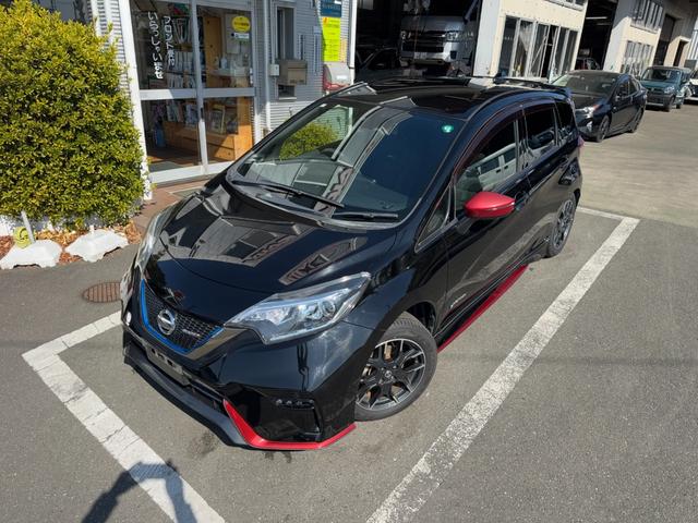 ノート ｅ－パワーニスモ　冠水歴車ナビＴＶバックカメラ全方位モニターＢＴオーディオ対応エマージェンシーブレーキ衝突軽減ブレーキ横滑り防止装置白線逸脱警報スマートキーＰスタートイモビライザー禁煙車プライバシーガラスリヤスポ（2枚目）